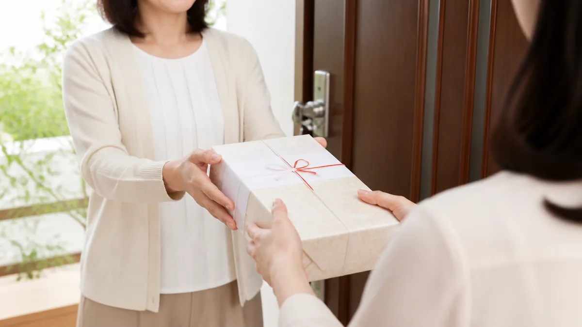 手土産の渡し方の基本は「部屋に通されて、席に着く前」の解説画像