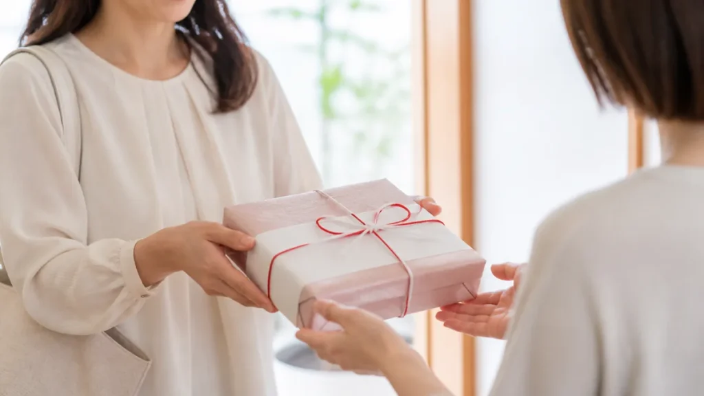 手土産とは訪問の感謝を形にした品｜お土産との違いと相場1,000〜3,000円の基準のアイキャッチ画像