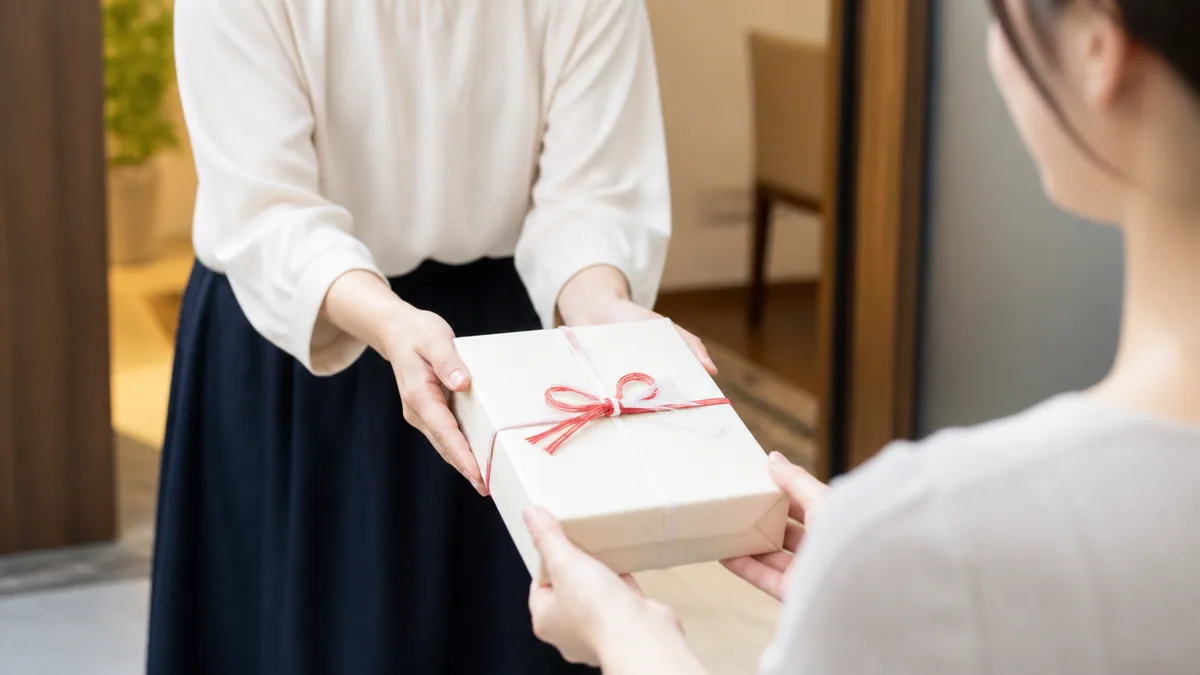 手土産を渡すタイミングは「部屋に通されて、席に着く前」が基本の解説画像