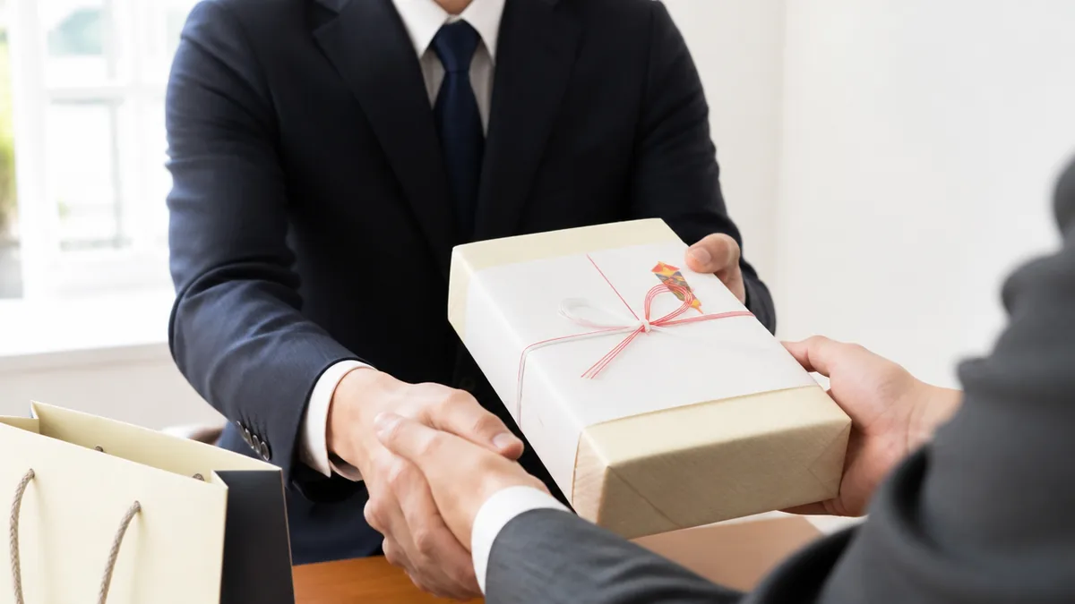 名刺交換のあと、本題の前。訪問営業で外さない一手の解説画像
