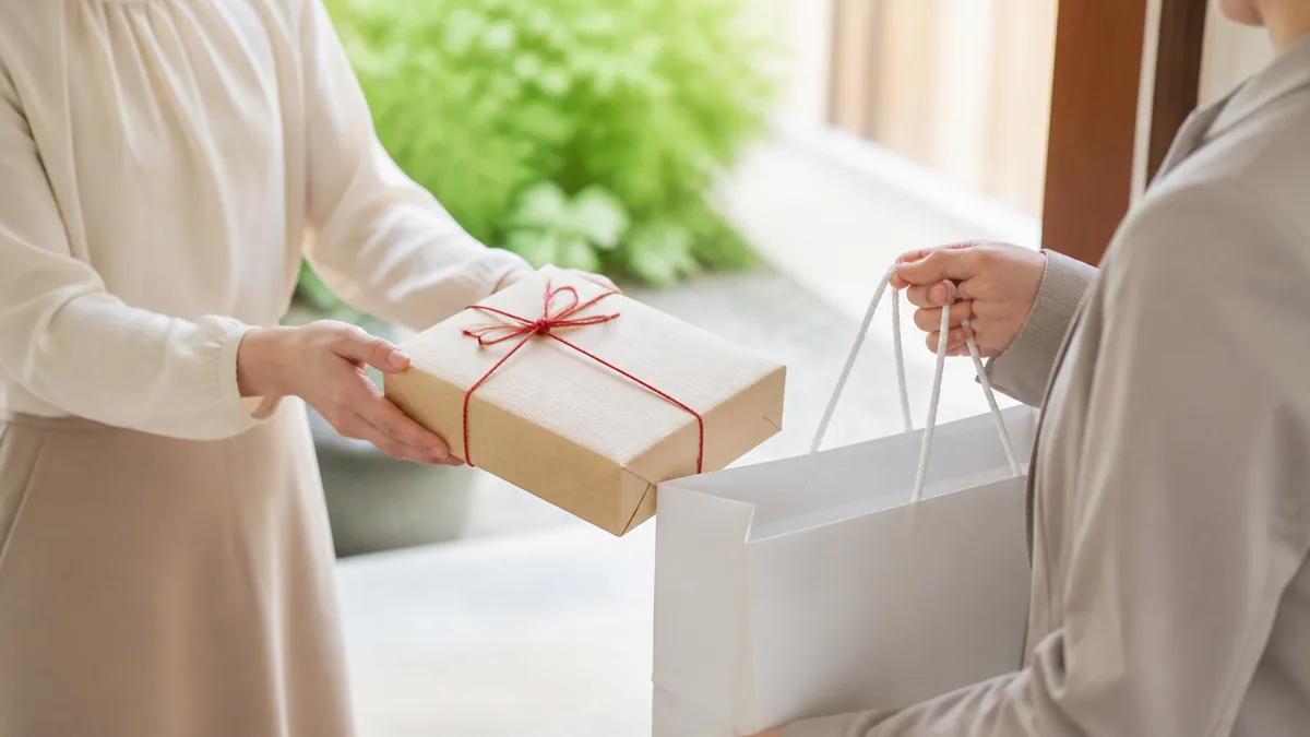 手土産の渡し方で紙袋はどう扱うのが正解かの解説画像