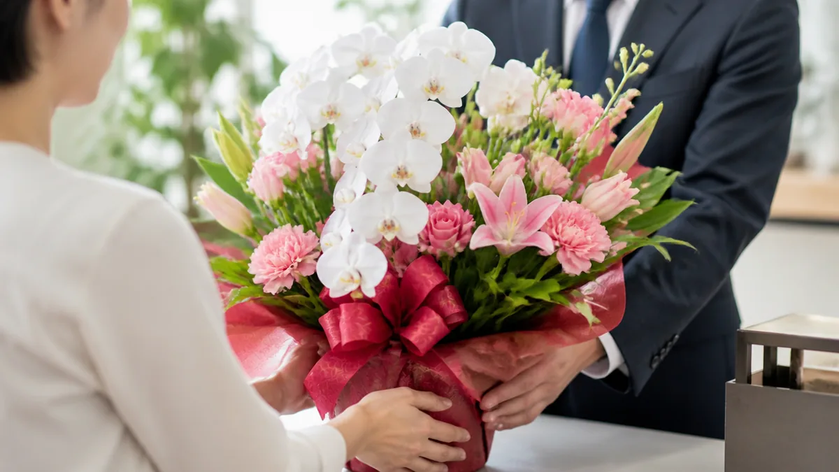 周年祝いの花のマナーは「誰の名前で・いつ・いくら」の3点で決まるの解説画像