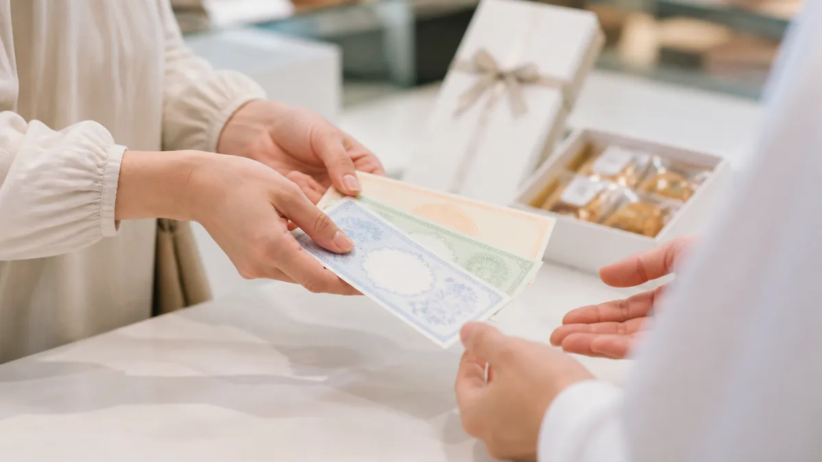 百貨店の商品券は3種類｜共通券・自社券・カード型の違いの解説画像