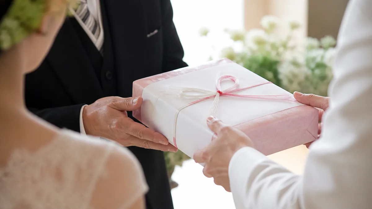 結婚式で記念品を両親に贈る人は67.9%｜花束との逆転が起きているの解説画像